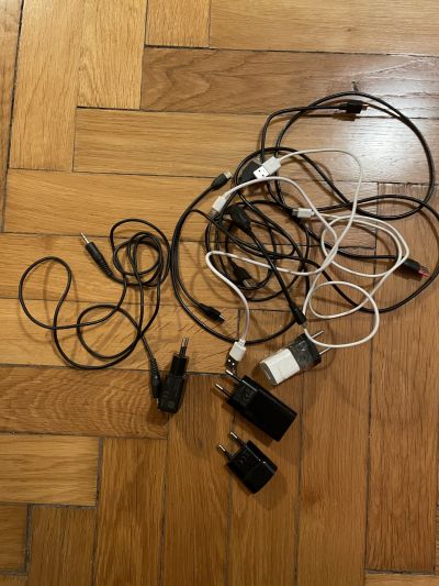 Hromádka kabelů a USB adaptérů