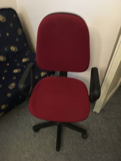Červená židle na kolečkách
