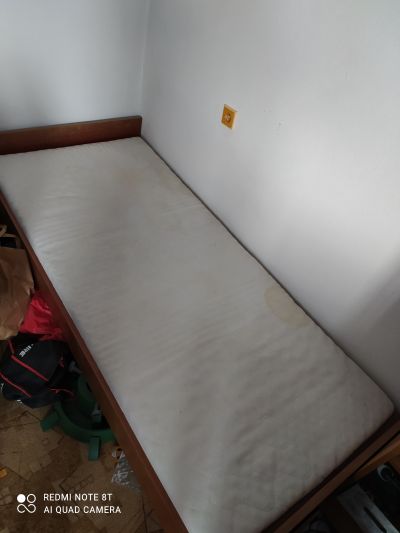 Křeslo a postel s rostem a matrací