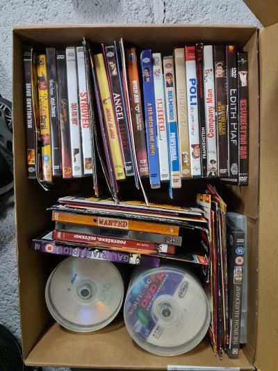 Krabice DVD filmů a hudby