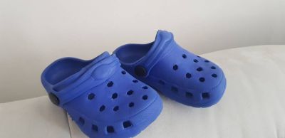 Modré crocsy
