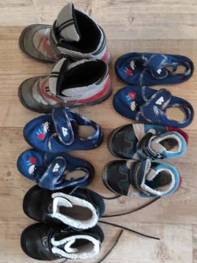 Boty a bačkory různých velikostí