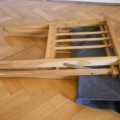 Krásné dřevěné židle s prasklým potahem