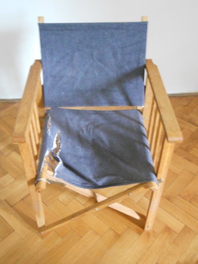 Krásné dřevěné židle s prasklým potahem