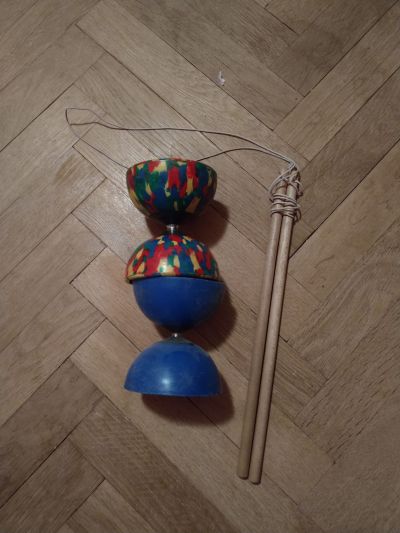 Diabolo, žonglovací hračka