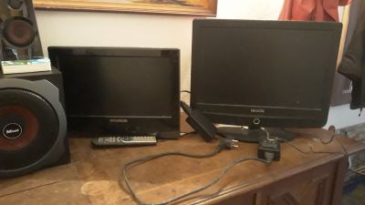 2x menší LCD TV (jedna s DVD přehrávačem)