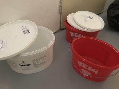 Prázdné a vymyté kbelíky od barev