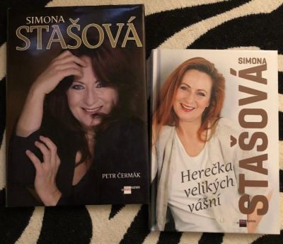 2 knihy Simona Stašová.