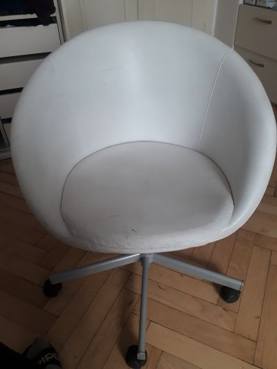 Bílá otočná židle