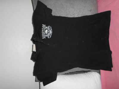 Černé tričko s límečkem