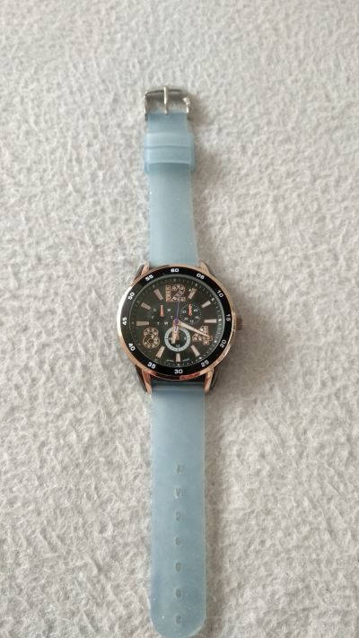 Úplně nové dámské hodinky ,made in Japan,možné nastavit den.