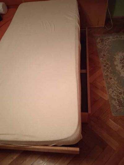 2 postele s úložným prostorem