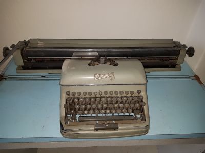Nefunkční historický psací stroj