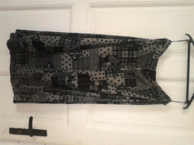 Šedo-černá dlouhá sukně