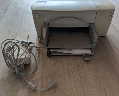 Starší inkoustová tiskárna