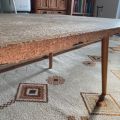 Nízký stolek s korkovým povrchem
