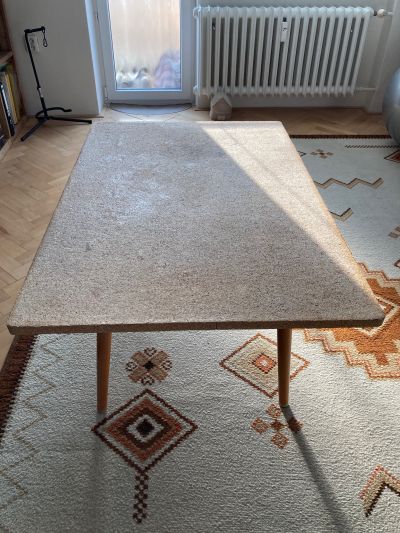 Nízký stolek s korkovým povrchem