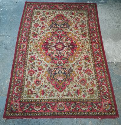 Starý vlněný koberec