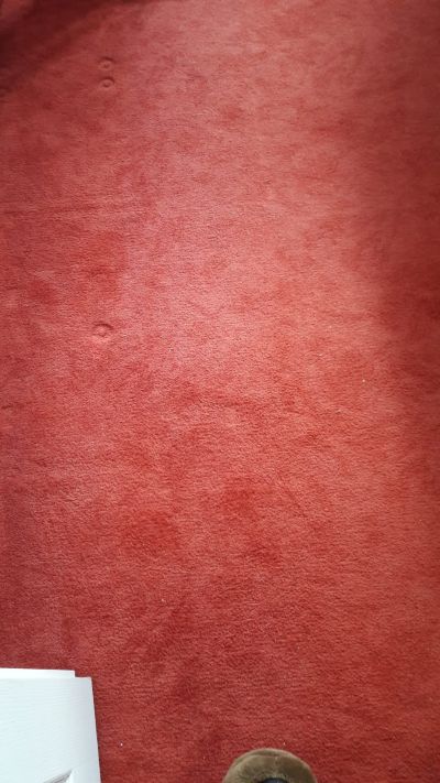 Daruji tmave cerveny koberec 3m/3,2m