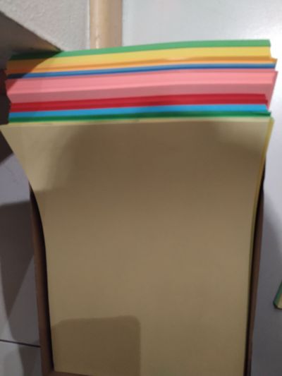 Balík barevných papírů A4 třeba na tvoření s dětmi