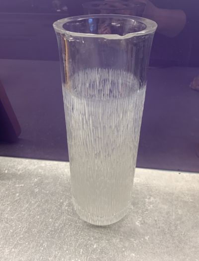 Váza z tlustého skla