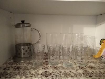 nádobí, příbory, hrnce, sklenice