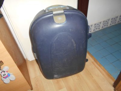 Šedý cestovní kufr