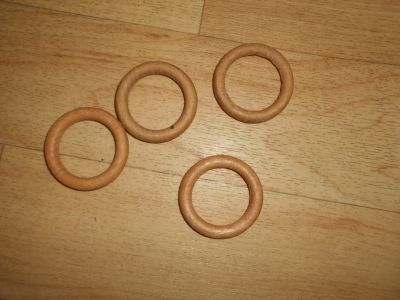 4 dřevěné kroužky na ubrousky