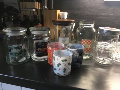 Různé skleničky od svíček