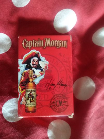 Hrací karty prší Captain Morgan