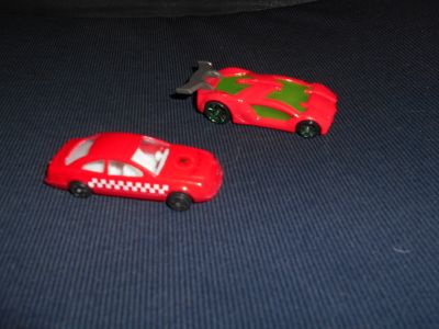 2  malá červená autíčka