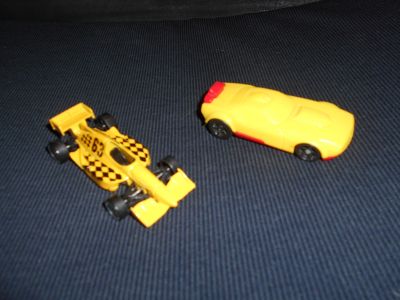 2 malá autíčka žlutá