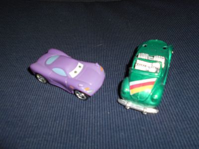 2 malá autíčka fialové a zelené