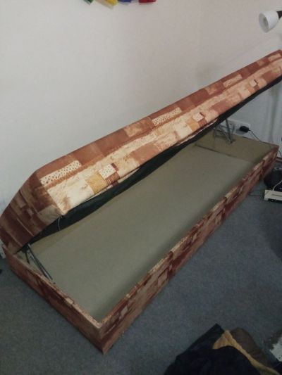 Postel s úložným prostorem válendy