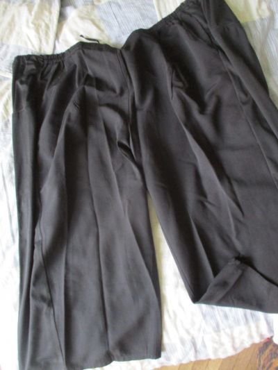 černé tříčtvrteční kalhoty