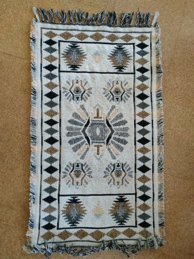 Tkaný kobereček s třásněmi
