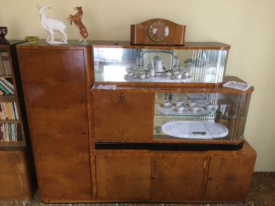 Starý sekretář s vitrínou