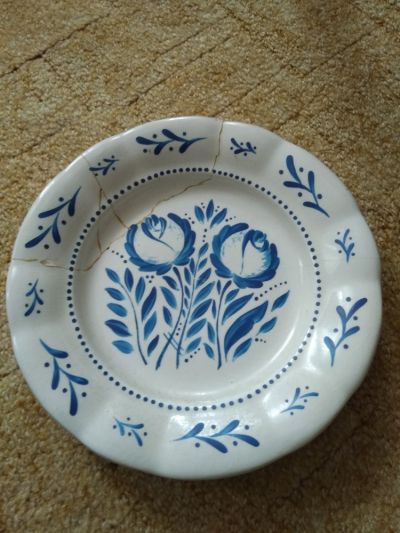 Závěsný talíř s modrými květinami