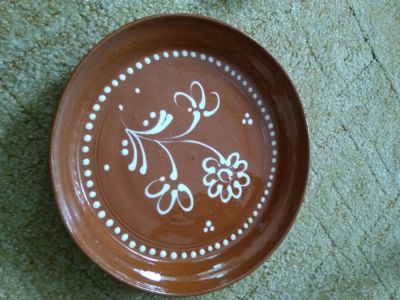 Ozdobný hnědý talíř s květinou