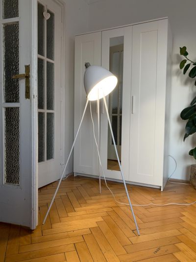 Bílá stojací lampa