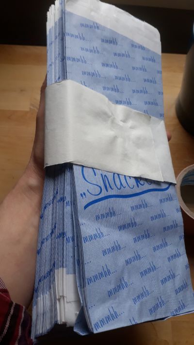 Balíček nových papírových pytlíků