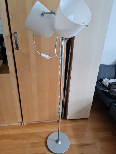 Stojaci lampa Ikea vcetne zarovek. Funkcni