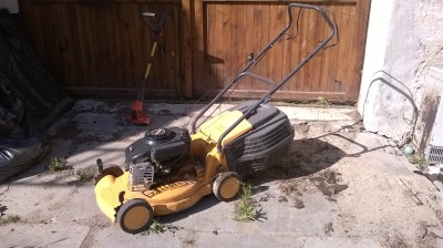 Starší motorová sekačka, strunová sekačka