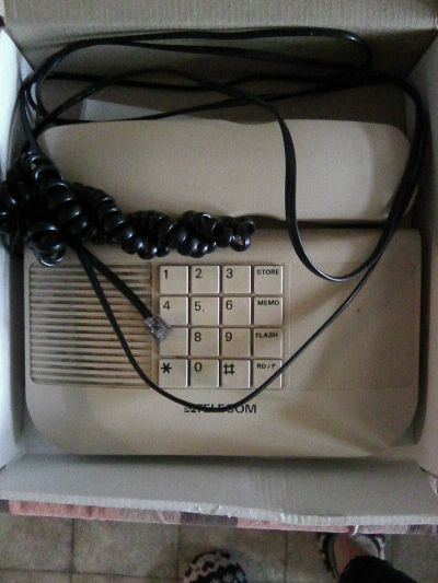 Tlačítkový telefon