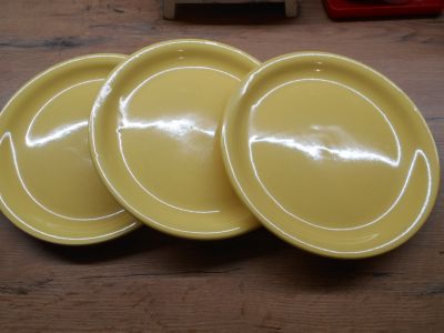 3 žluté mělké talíře
