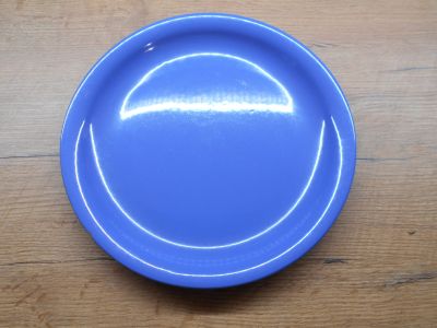 1 modrý mělký talíř