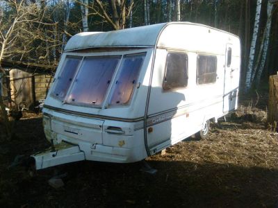 Karavan r. 1982, pojízdný, ale bez TP, plíseň