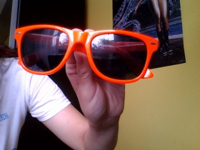 Daruji reklamní oranžové sluneční brýle typu wayfarer
