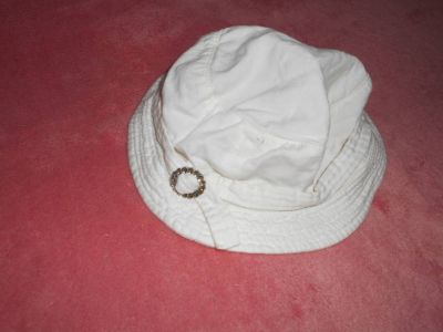 Letní klobouček s ozdobou.