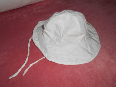 Letní klobouček s kytičkou.